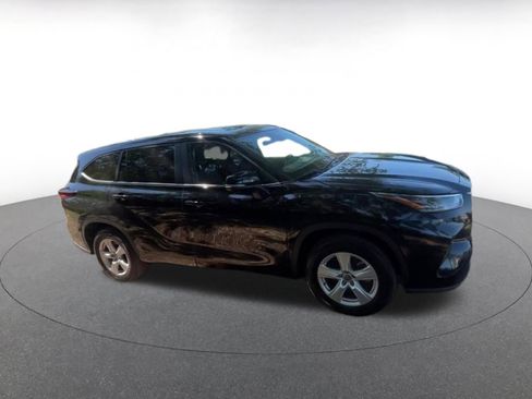 Used 2025 Toyota Highlander LE FWD image 2