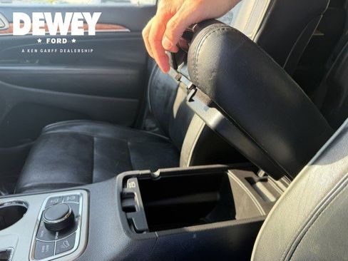 Used 2011 Jeep Grand Cherokee Overland AWD/4WD image 23