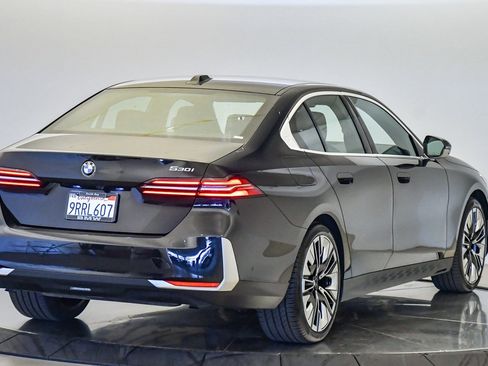 Used 2025 BMW 530i w/ Premium Package image 5