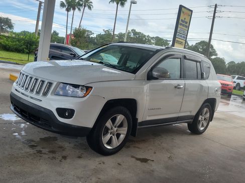 Used 2014 Jeep Compass Latitude w/ Sun/Sound Group FWD image 2