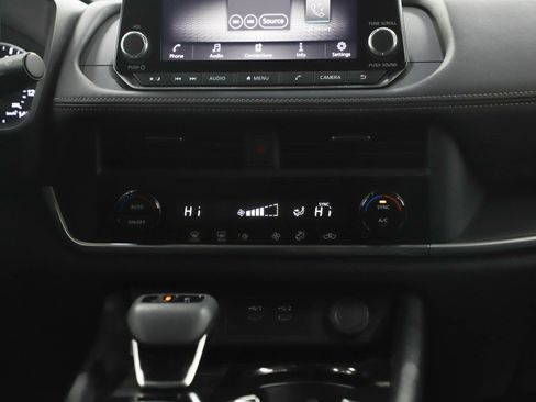 Used 2025 Nissan Rogue SV image 15