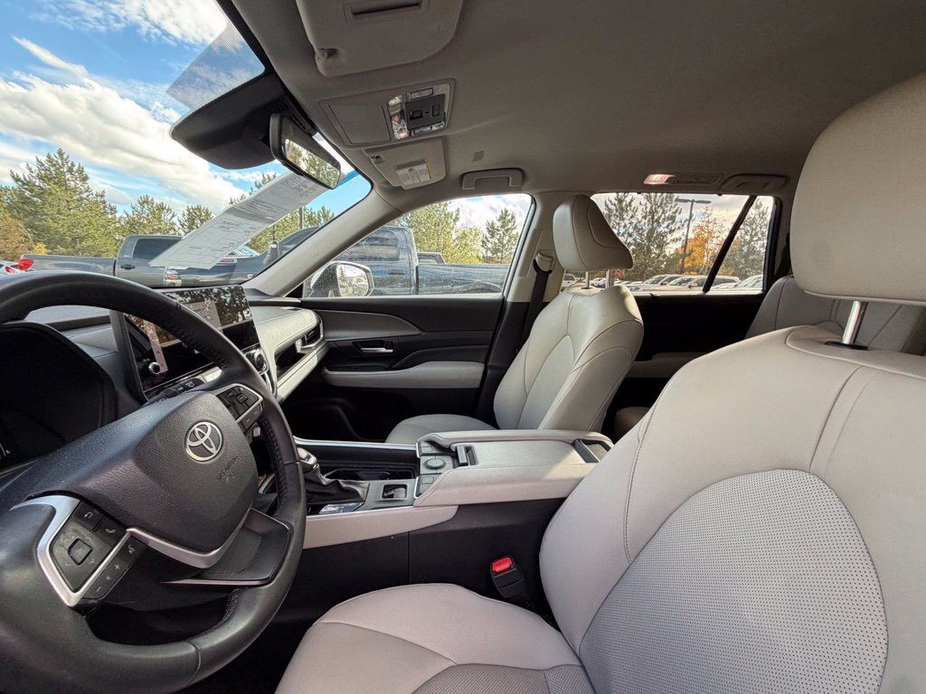 Used 2025 Toyota Grand Highlander AWD image 22