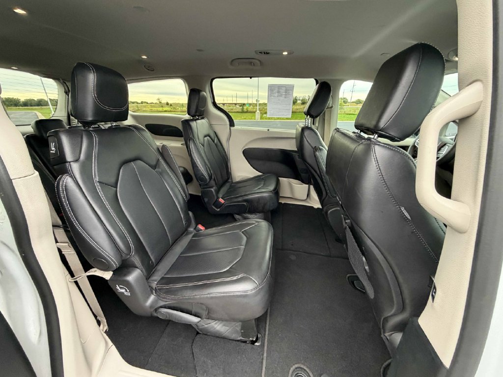 Used 2024 Chrysler Pacifica Touring-L FWD image 24