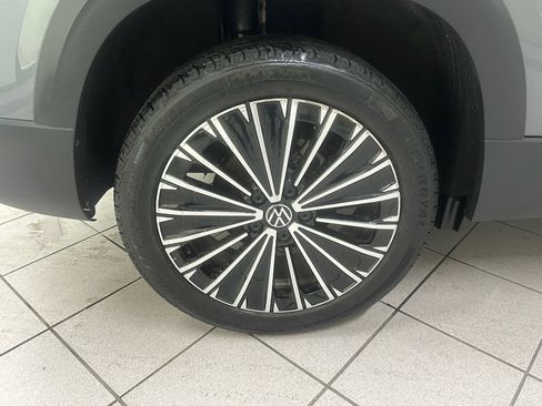 Used 2025 Volkswagen Taos SE FWD image 14