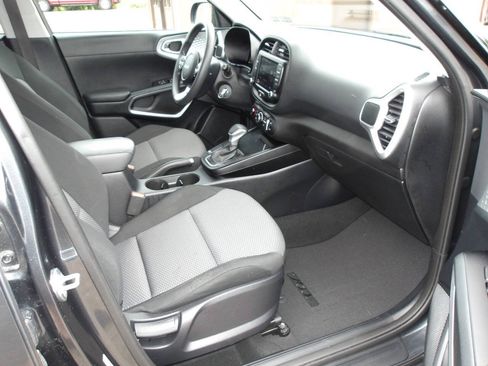 Used 2023 Kia Soul LX w/ LX Technology Package FWD image 21