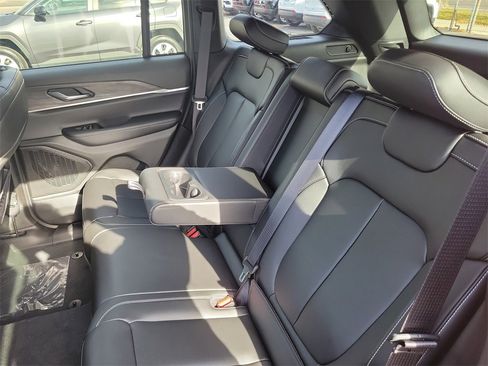 Certified 2025 Jeep Grand Cherokee Limited w/ Black Appearance Package image 11