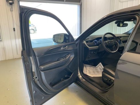 Used 2024 Jeep Grand Cherokee L Laredo image 2