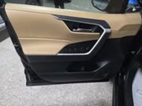 Used 2021 Toyota RAV4 XLE w/ Convenience Package image 14