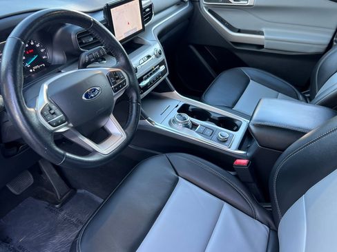 Used 2022 Ford Explorer XLT w/ Equipment Group 202A image 7