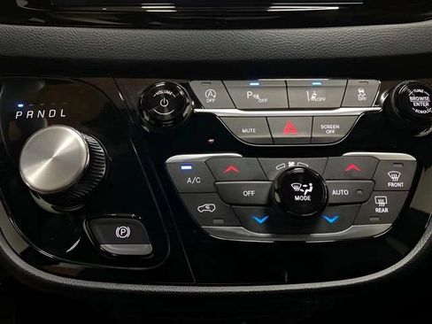 Used 2025 Chrysler Pacifica Select FWD image 50