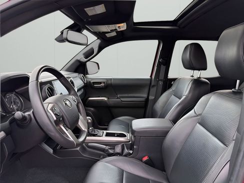 Used 2022 Toyota Tacoma Limited AWD/4WD image 9