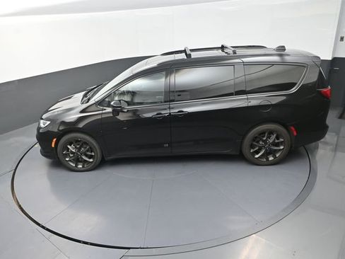 Used 2025 Chrysler Pacifica Limited FWD image 28