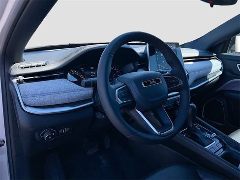 Used 2025 Jeep Compass Latitude image 9