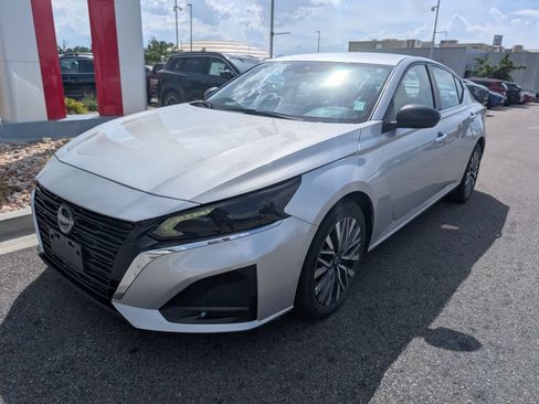 Used 2024 Nissan Altima 2.5 SV FWD image 3
