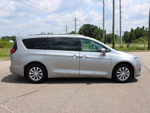 Used 2018 Chrysler Pacifica Touring-L FWD image 15