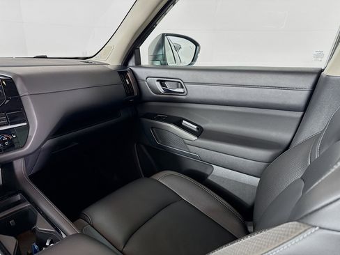 Used 2023 Nissan Pathfinder SL w/ SL Premium Package image 29