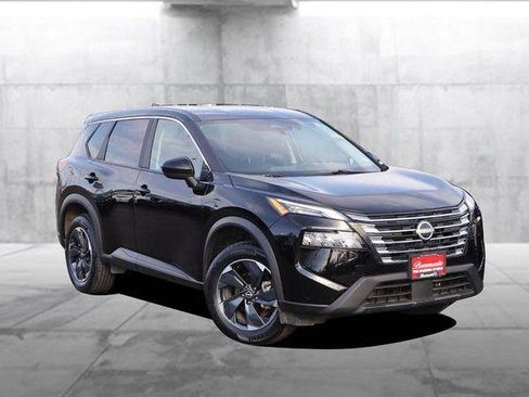 Used 2025 Nissan Rogue SV image 2