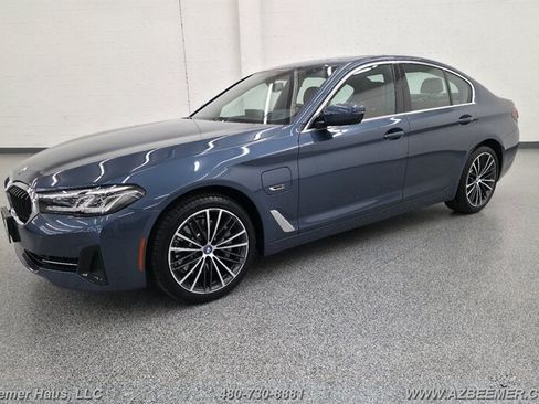 Used 2023 BMW 530e w/ Premium Package RWD image 4