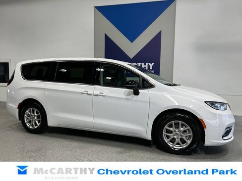 Used 2024 Chrysler Pacifica Touring-L FWD image 3