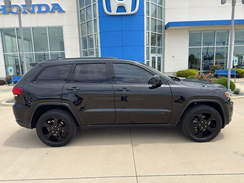Used 2018 Jeep Grand Cherokee Laredo AWD/4WD image 4
