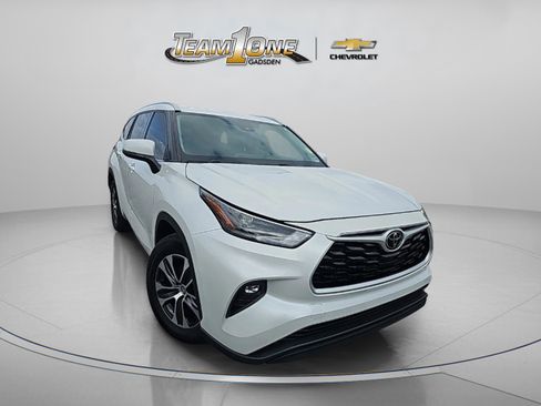 Used 2022 Toyota Highlander XLE image 1