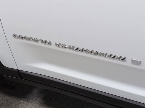 Used 2025 Jeep Grand Cherokee Laredo X w/ Luxury Tech Group I image 13