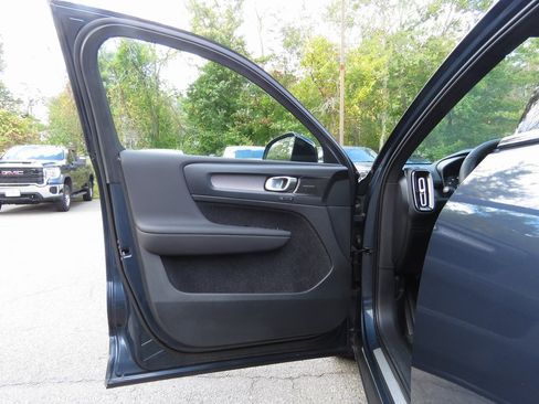 Used 2022 Volvo XC40 T5 R-Design w/ Advanced Package image 10