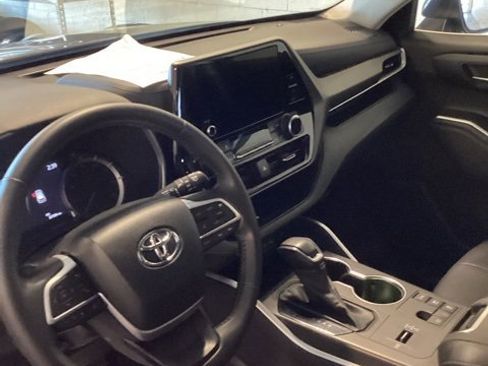 Used 2023 Toyota Highlander XLE image 17