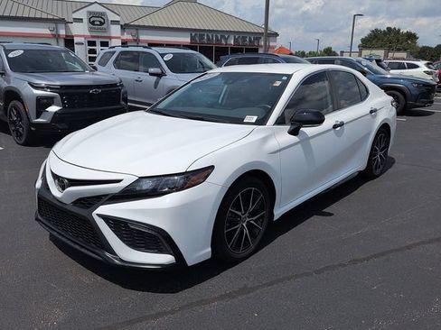 Certified 2022 Toyota Camry SE FWD image 3