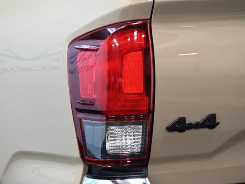 Used 2020 Toyota Tacoma SR5 AWD/4WD image 15