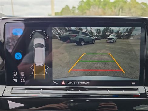 Used 2025 Volkswagen Atlas SE image 18