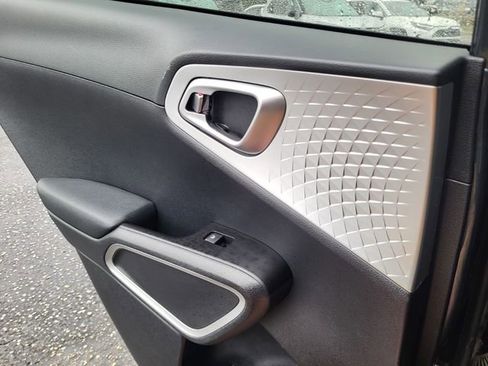 Used 2023 Kia Soul LX w/ LX Technology Package image 16