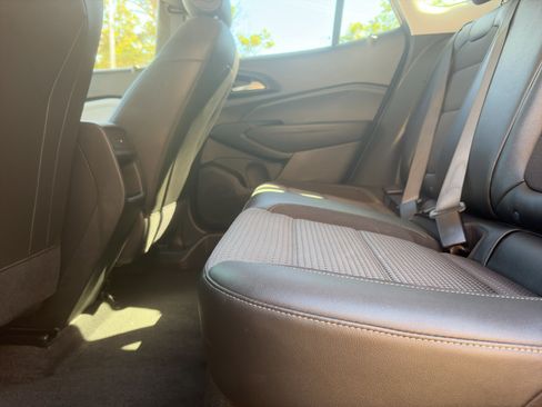 Used 2024 Chevrolet Trax LT FWD image 32