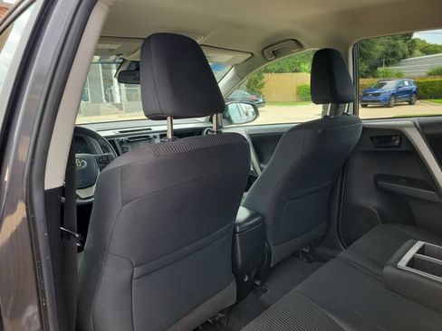 Used 2018 Toyota RAV4 LE FWD image 27