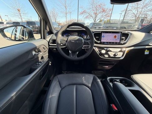 New 2026 Chrysler Pacifica Select image 13