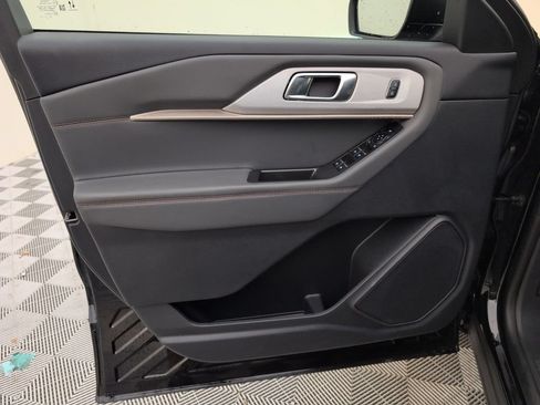 Used 2025 Ford Explorer Active RWD image 25