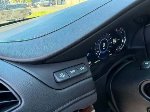 Used 2018 Cadillac Escalade Luxury AWD/4WD image 17