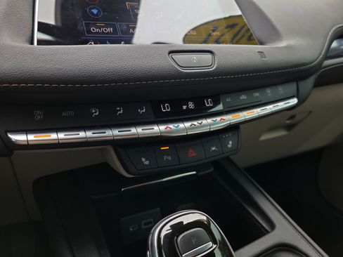 Used 2021 Cadillac XT4 Luxury w/ Driver Awareness Package AWD/4WD image 26