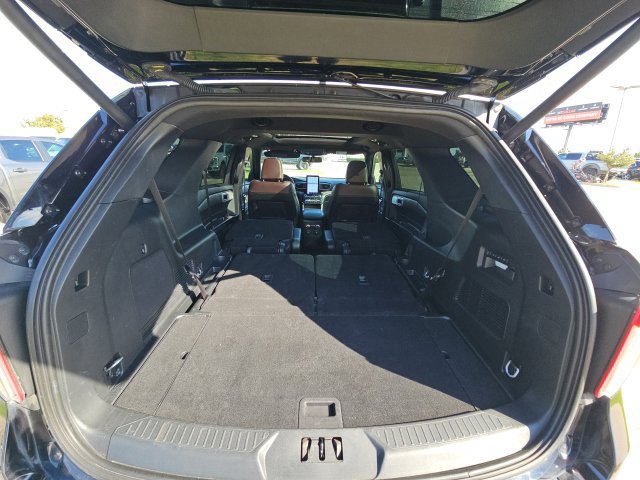 Certified 2023 Ford Explorer Platinum w/ Technology Package AWD/4WD image 9
