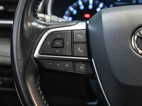Used 2021 Toyota Highlander XLE AWD/4WD image 18