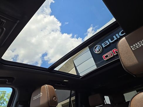 Used 2025 Chevrolet Suburban High Country AWD/4WD image 47