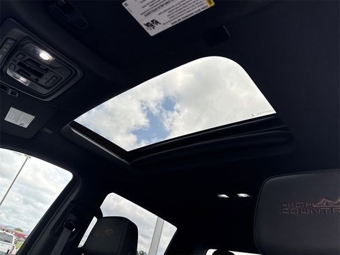 Used 2022 Chevrolet Silverado 1500 High Country w/ High Country Premium Package image 10