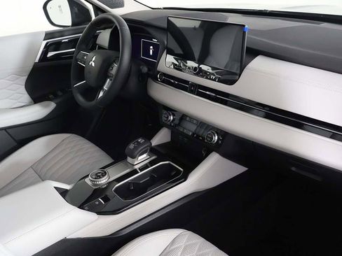 New 2025 Mitsubishi Outlander AWD image 34