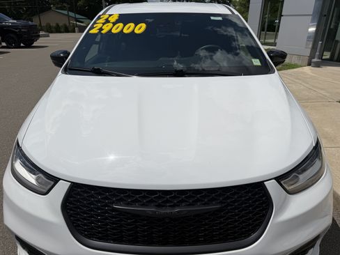 Used 2024 Chrysler Pacifica Limited FWD image 5
