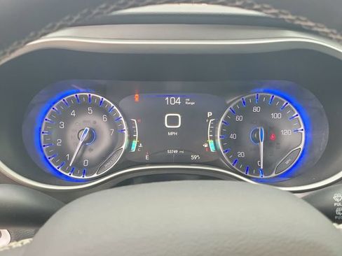 Used 2024 Chrysler Pacifica Touring-L FWD image 21