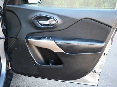 Used 2017 Jeep Cherokee Altitude AWD/4WD image 23