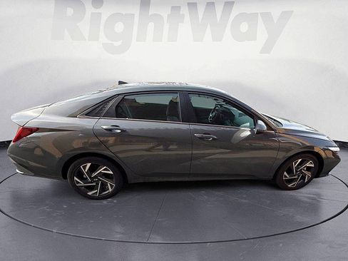 Used 2025 Hyundai Elantra SEL FWD image 6