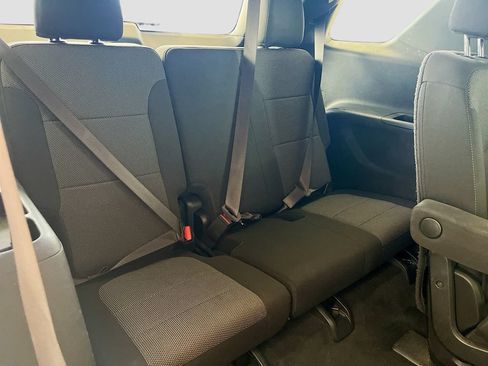 Used 2023 Chevrolet Traverse LT FWD image 28