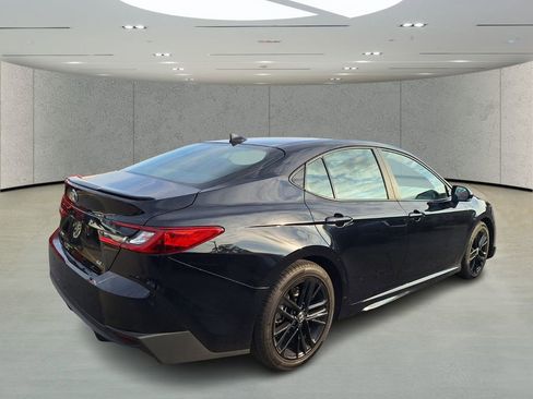 Used 2025 Toyota Camry SE w/ Convenience Package image 4