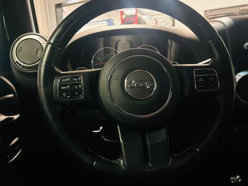 Used 2017 Jeep Wrangler Unlimited Sahara w/ Connectivity Group AWD/4WD image 15